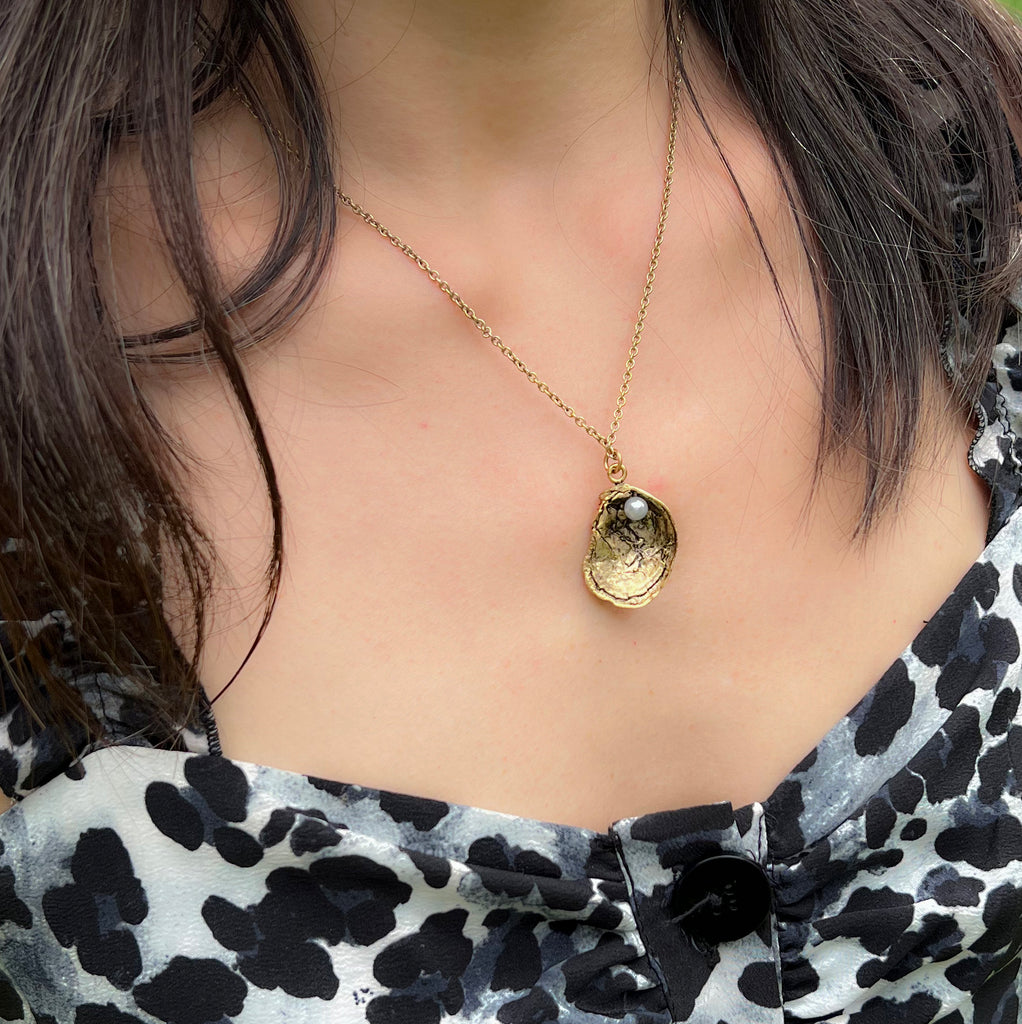 Pearl and 18kt gold plated brass oyster necklace