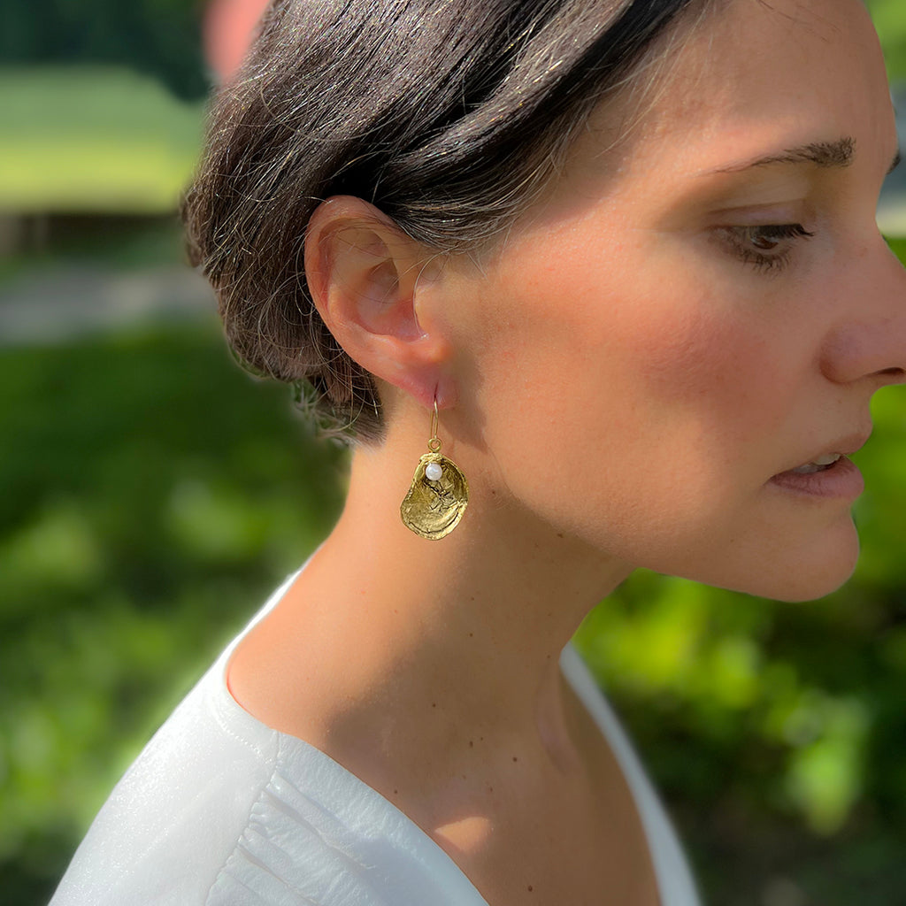 oyster earring in gold and pearl by Janet Mavec